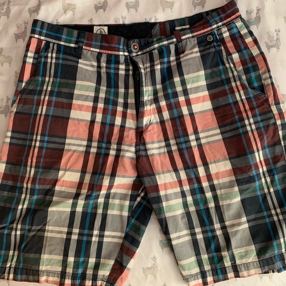 Men’s plaid shorts (size 36)
